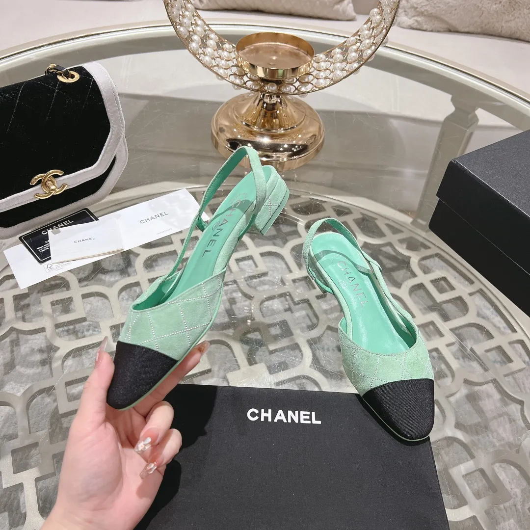👟👟Ex-factory price 540👟👟 CHANEL Xiangjia 25vs spring and summer new fashion sandals series... Chanel is a very comprehensive noble fashion lifestyle brand. The same models are sold by major fashion bloggers and celebrities in Hong Kong, the United States, and other countries. They are simply beautiful. I fall in love with elegance and the playful sense of the future. I want to own them right away just by looking at them. But you can really think about a pair of exquisite high heels. This series is specially designed for extraordinary and indifferent ladies to create a unique overall effect. CHANEL designs products that inspire women to move forward and highlight their charm... 1️⃣Material: original customized high mercerized sheepskin 2️⃣Inner lining: original customized imported sheepskin 3️⃣Feet: original customized imported sheepskin 4️⃣Outsole: genuine leather sole imported from Italy 5️⃣Heel height: 2.5cm/6.5cm/9cm 6️⃣Number: 34-43 (34.40.41.42.43 customized is not returnable) 7️⃣Packaging: The latest and exquisite full set of packaging at the counter